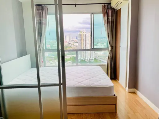 For rent Lumpini Ville Chaengwattana-Pak Kret. Partition room high floor nice view Wallpaper around the room. Don't miss it.