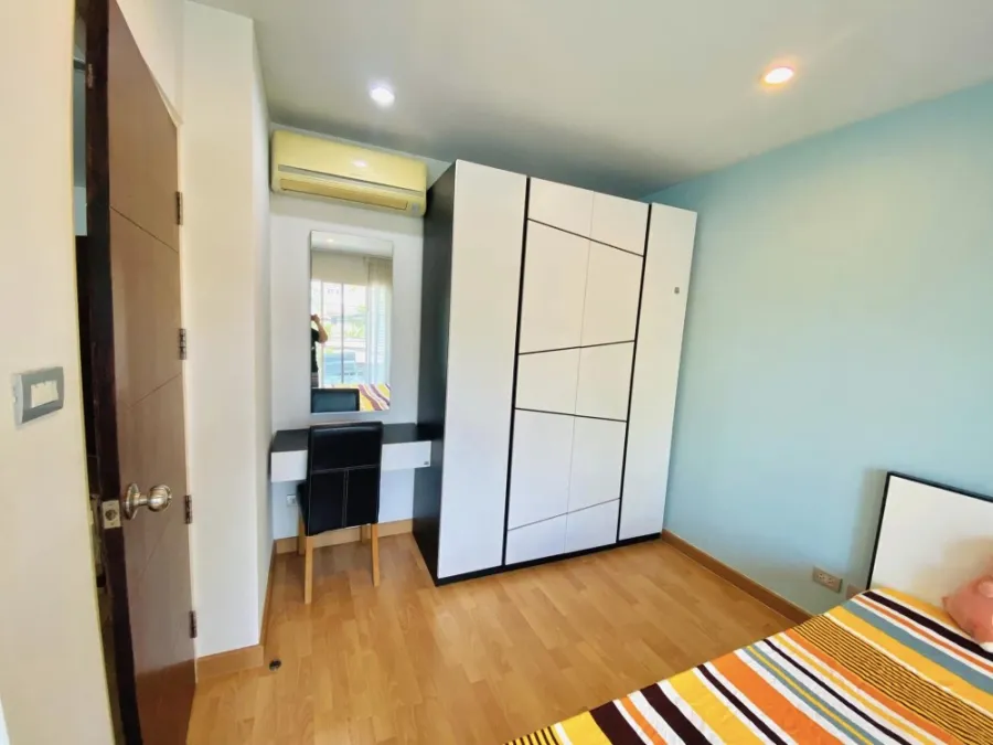 For rent Tourmaline Gold Sathorn-Taksin fully furnished, the room is very spacious. Comes at a price you shouldn't miss.