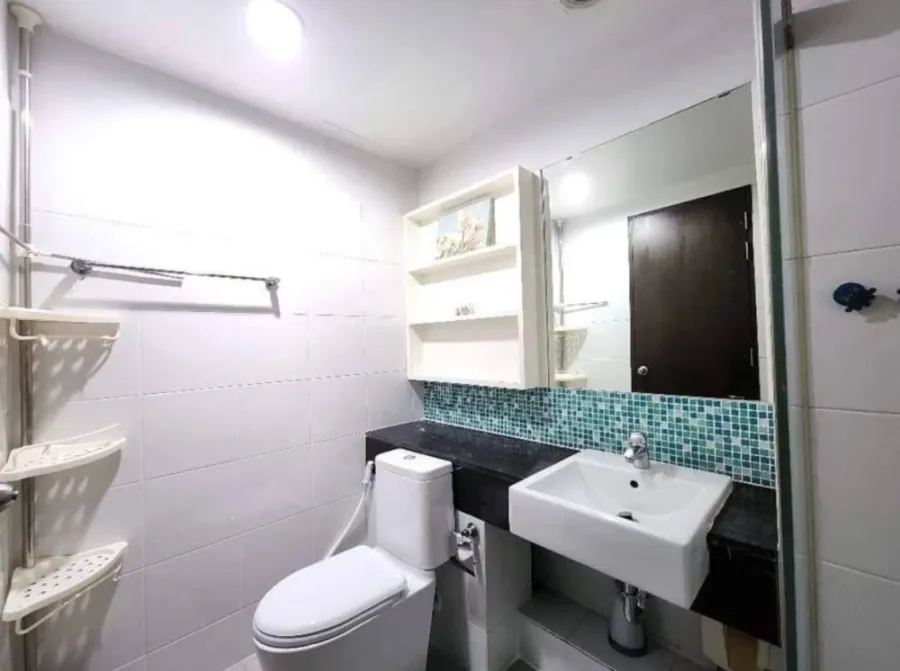 For sale or rent: Diamond Ratchada, located on the main road. Stunningly beautiful and luxuriously decorated with full built-in furniture. Grab this o