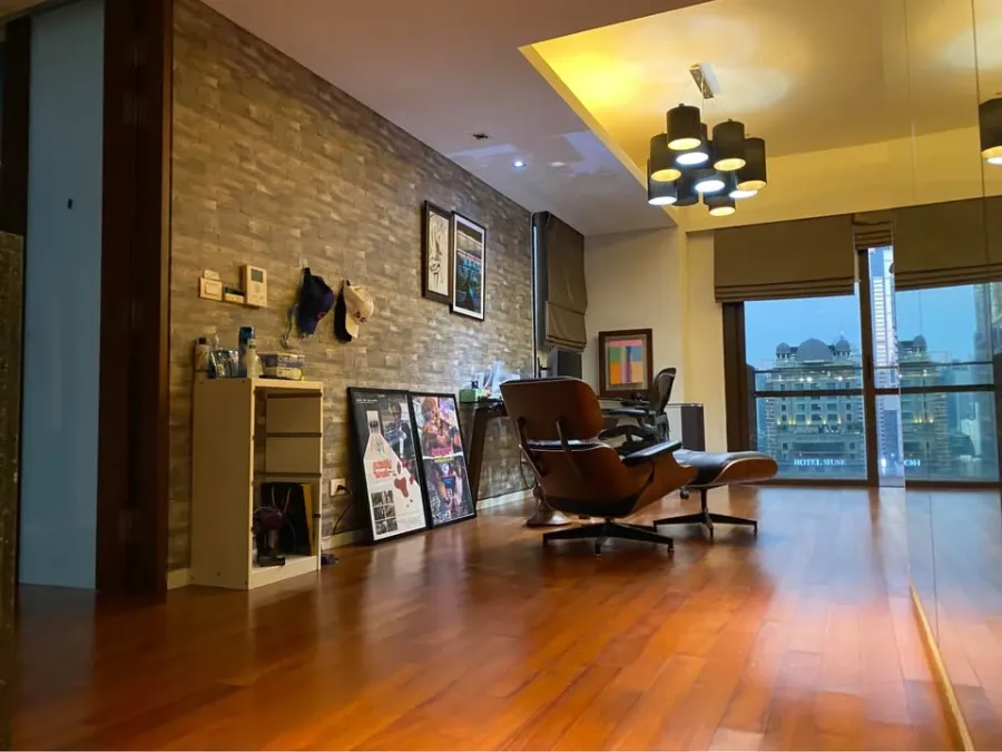 For rent: Hansar Rajdamri, large living room with balcony overlooking the back garden, private elevator. Don't miss out!