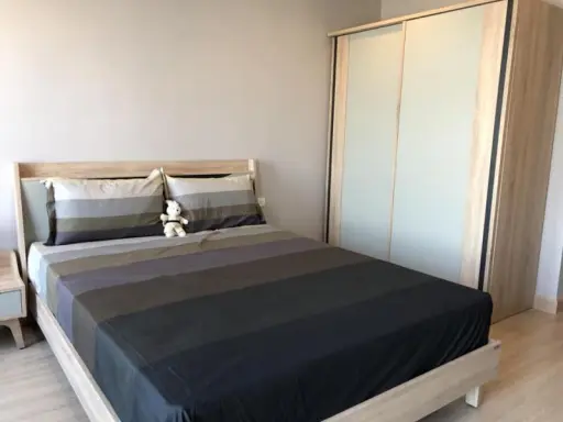 For Rent Casa Condo Sam Yaek Bang Yai High floor, beautiful room, double bed, cool decoration, everyone likes it. If interested, hurry up.