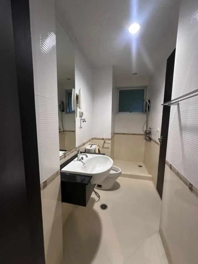 For rent: The Address Siam, 8th floor, large 2-bedroom, 2-bathroom unit with locked parking space. Don't miss out!