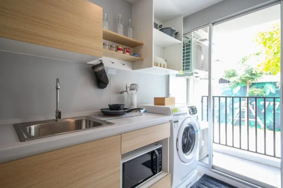 Sale down payment, Senakit, BTS Saphan Mai, corner room, very private, big room, not expensive, hurry up and book now.