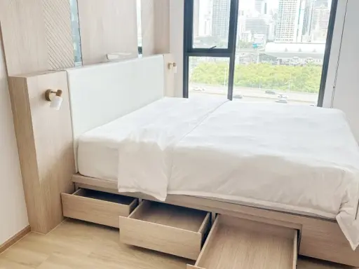 For rent: Life Asoke-Rama 9, beautiful room, decorated in a controlled tone, built-in marble pattern wall, very cool, don't miss it.