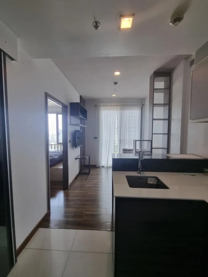 For rent, Seal by Sansiri Ekkamai, corner room, not crowded. The bedroom has good built-ins. Lots of storage space.