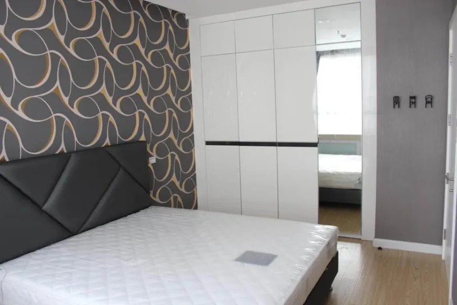 For rent: TC GREEN, separate bedroom and living room, beautiful wallpaper, quality furniture. Book now, don't hesitate.