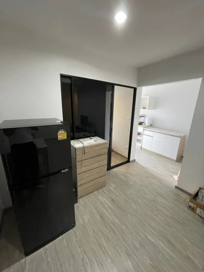 Hi Seacon Station for sale, 2nd floor, quiet room with furniture. Convenient travel. If interested, book now.