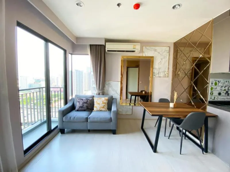 For Rent Condo Rhythm Asoke, big room, 2 bedrooms, 1 bathroom, see the view of Bangkok, very big, plus a corner room, interested, hurry and book.