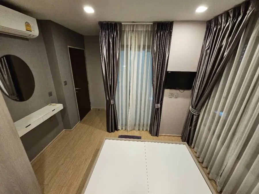 For sale, for rent, Winn Condo Phahon Yothin 52, quiet corner room, with awesome wallpaper throughout the room, very worth booking.