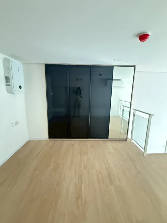 For sale Landmark @MRTA Station, 2-story room with 4.4 meter high ceiling, facing north, not hot, reserve now.