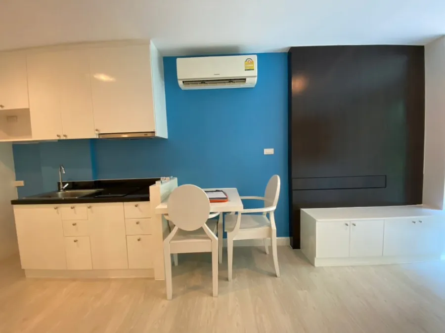 For rent, Park Exo, 1 bedroom, 1 bathroom, complete with electrical appliances. Good furniture. If interested, reserve now.