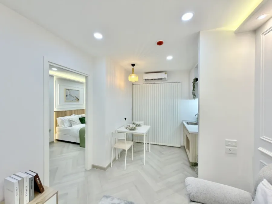 Selling Plum Condo Chaengwattana Station, Phase 2. Features include moisture-resistant and termite-proof SPC flooring, built-in cabinets for organized
