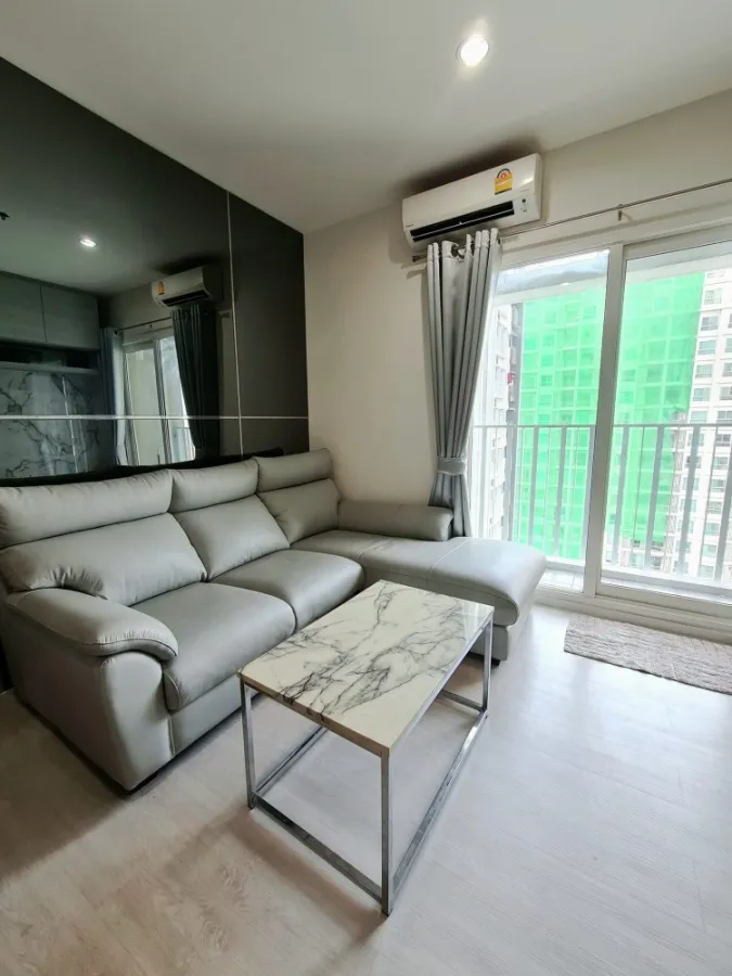 Condo for sale, rent, The Key Sathorn - Charoenrat, decorated with built-in marble pattern. Genuine leather sofa, very comfortable to sit on. Book now
