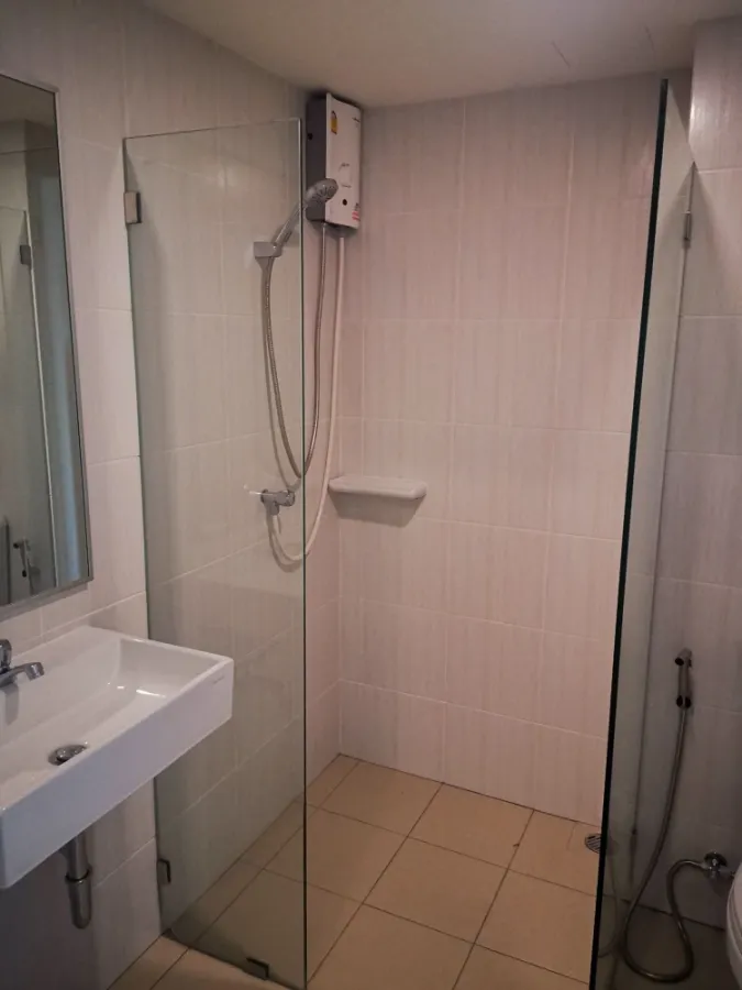 For rent: Lumpini Condo Town Ekamai 48, ready to move in, complete facilities, reasonable price, book now.